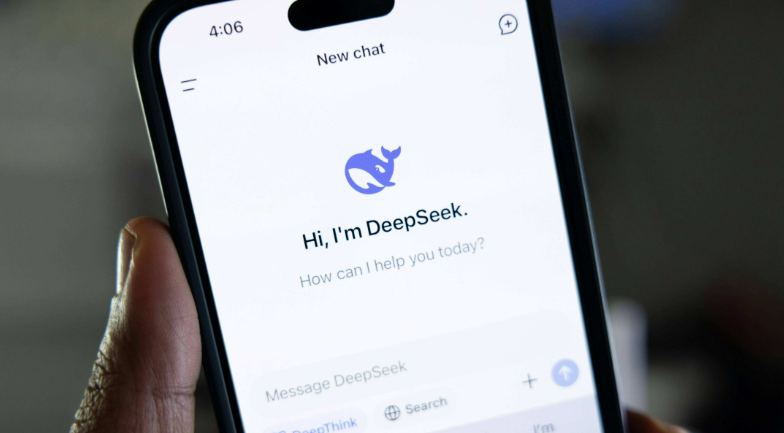 DeepSeek技术创新深度解读：从V3与R1与MoE